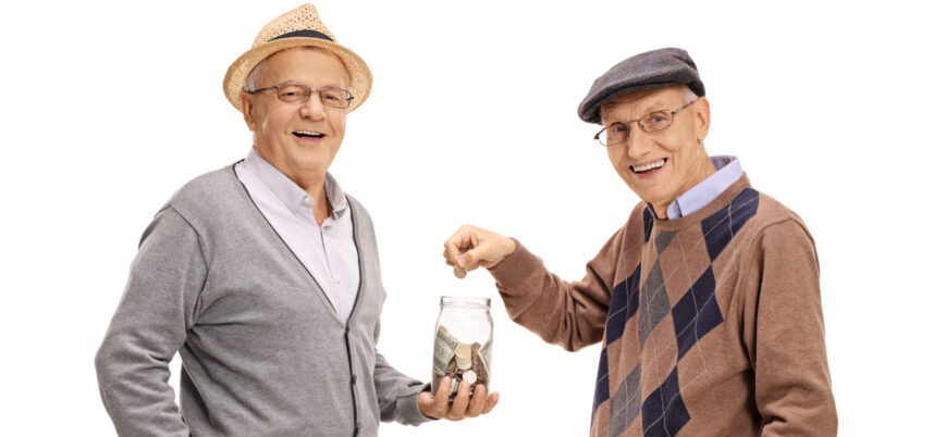 leende äldre herre hållandes glasburk med kontanter bredvid leende äldre man läggandes mynt i burken - ekonomisk vägledning